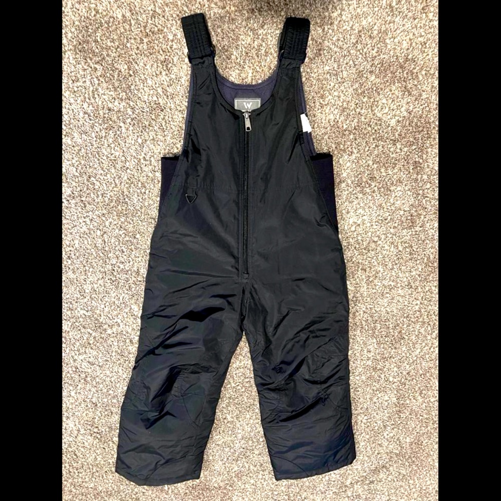 Youth snowsuit unisex. Size small. Color black.